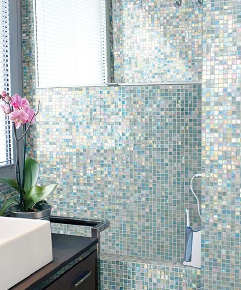 Glass tile accents in Meiners Oaks, CA from Chisum's Floor Covering